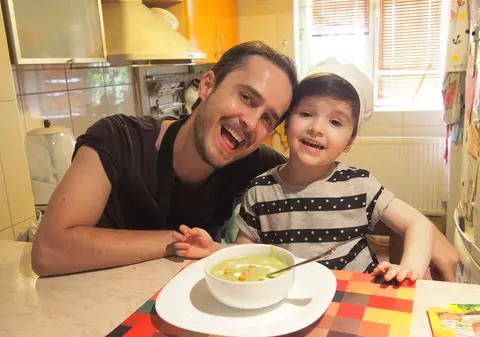 Șerban Copot, un tată model. Gătește cot la cot cu fiul lui. Ce rețetă au pregătit cei doi