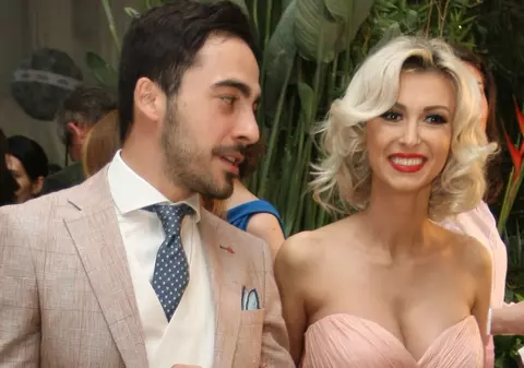 Andreea Bălan, decolteu de zile mari la petrecerea Viva! Cine a însoţit-o la eveniment