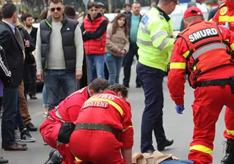 Tragedie în Baia Mare. O fetiţă de 6 ani a fost călcată de maşină în timp ce traversa strada