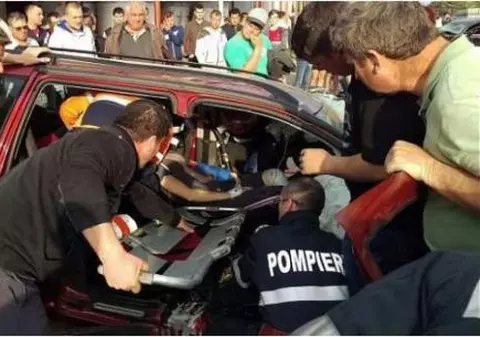 Doi șoferi au fost reținuți după ce au provocat un accident mortal în timpul unei curse ilegale