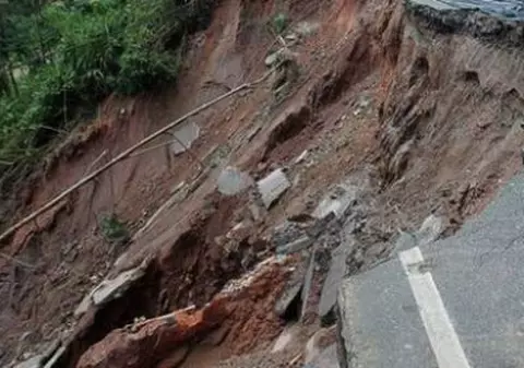 Alunecări de teren în China. Peste 40 de oameni au murit