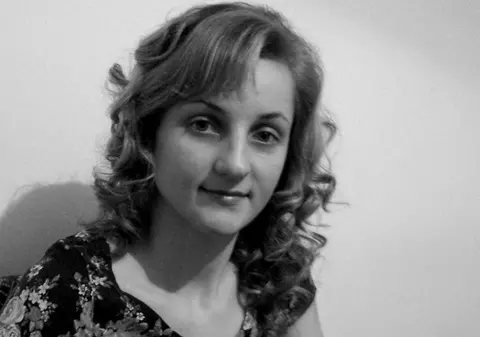 EXCLUSIV / Mama studentei care a fost ucisă într-un accident, de către doi interlopi, trăiește sub teroare: ”Merge doar cu un cuțit după ea”