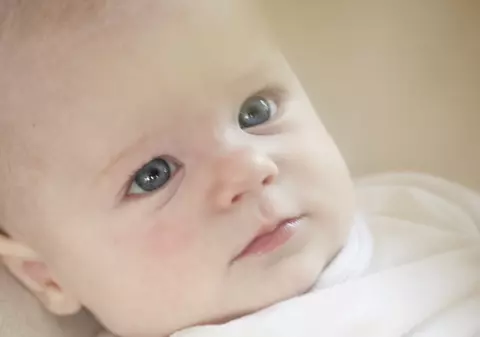 Șocant! Are doar un an, însă are păr pe față și organele genitale perfect dezvoltate!
