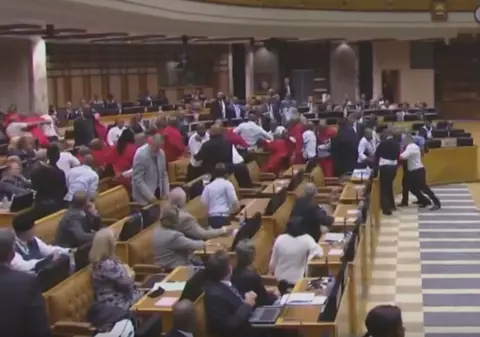 Bătaie ca-n filme în Parlamentul din Africa de Sud | VIDEO