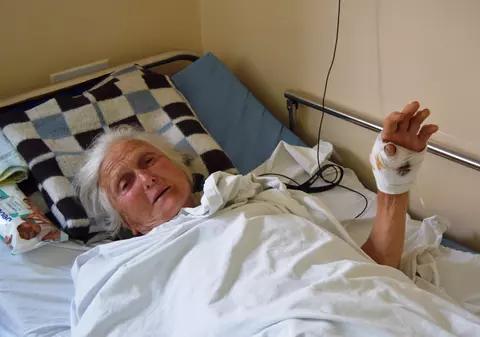 Bătrână din Ivești, sfâșiată de câinii vecinilor | A ajuns la spital cu leziuni grave