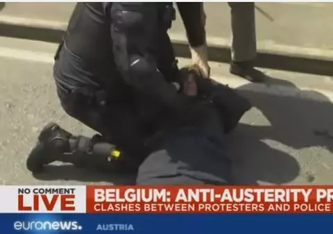 Haos la Bruxelles! Protestatarii nemulțumiți au aruncat cu petarde și fumigene! Un polițist a fost rănit, iar autoritățile au recurs la furtunuri cu apă| VIDEO