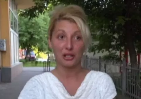 O cântăreaţă de muzică populară a fost agresată în plină stradă