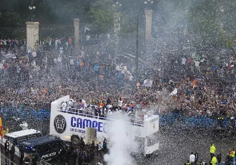 Joacă la Atletico, dar s-a bucurat alături de fanii celor de la Real după finala Ligii! Foto în articol