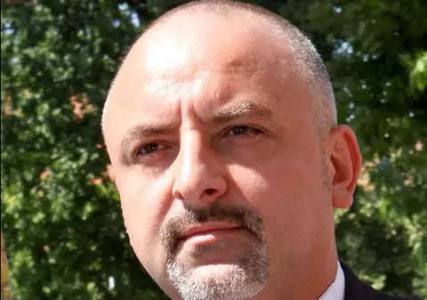 Își face campanie cu pliante electorale pe care a pus poze de la nuntă şi de la botezul copiilor | FOTO în articol