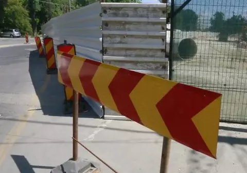 Restricţii de circulaţie, după ce asfaltul s-a surpat în urma unei avarii