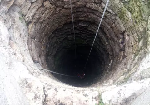 Un sucevean murit după ce a coborât în fântână ca să recupereze un baton de parizer şi o cutie cu lapte
