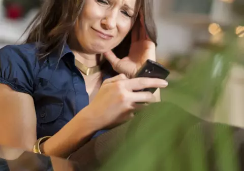 Îl bănuia pe soțul ei de o aventură conjugală și i-a controlat telefonul! Ce a pățit apoi femeia întrece orice imaginație