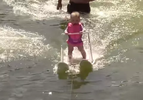 O fetiță de doar șase luni face schi nautic, deși încă nu a învățat să meargă | VIDEO