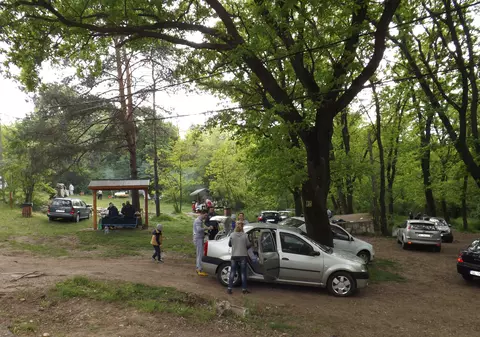 Grătarele de 1 Mai, amânate cu o zi! Gălățenii au luat azi cu asalt o pădure de la marginea orașului