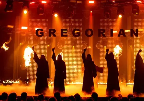 Gregorian, misteriosul cor născut din Enigma, a venit la București! Au adus-o și pe sora celebrei soprano Sarah Brightman