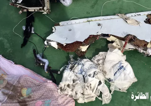 Tragedia EgyptAir| Ipoteza unui atac terorist prinde contur. Rămășițele umane sugerează că la bord a avut loc o explozie
