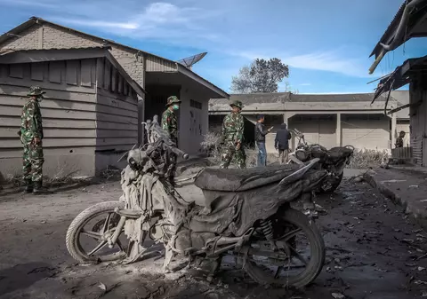 Alertă în Indonezia, după erupția unui vulcan. Cel puțin șapte oameni au murit | FOTO