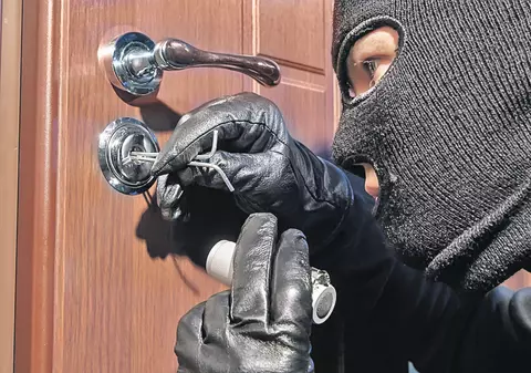 EXCLUSIV / Hoți specializați în spargeri de depozite au ”căzut” când jefuiau o locuință. Infractorii ghinioniști au vrut să aibă parte de puțină variație, dar au fost prinși la o ultimă lovitură atipică