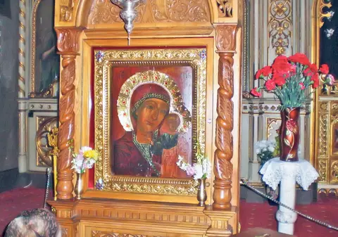 Nu a putut fura cutia milei, dar s-a orientat la trei icoane