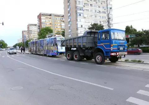 Un tramvai modernizat cu 10.000 de euro a rămas blocat pe şine la prima cursă