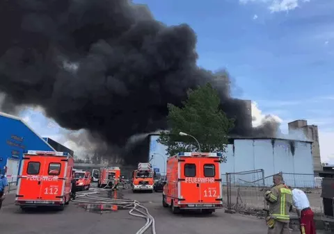 Incendiu de proporții la un mare centru comercial! Pompierii spun că nu pot stinge focul