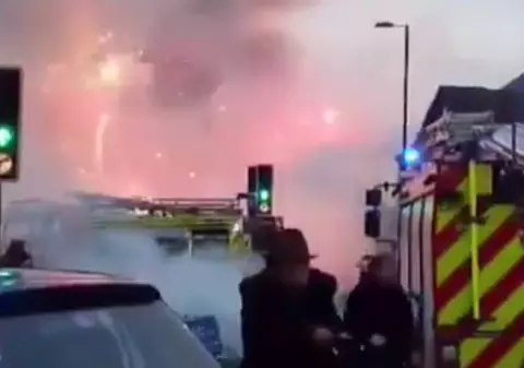 Incendiu de proporții la o fabrică de artificii din Marea Britanie | VIDEO