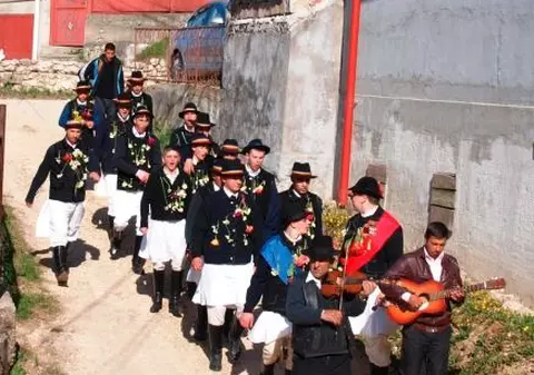 În a doua zi de Paști, Junii stropesc cu parfum fetele de măritat