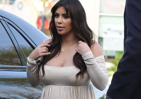 Kim Kardashian, gest incredibil în avion: şi-a făcut 6 teste de sarcină şi le-a arătat fanilor rezultatul