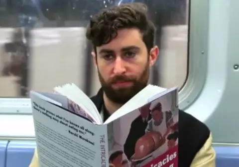 L-au văzut citind literatură porno în metrou. Cum au reacționat călătorii la cea mai tare farsă | VIDEO
