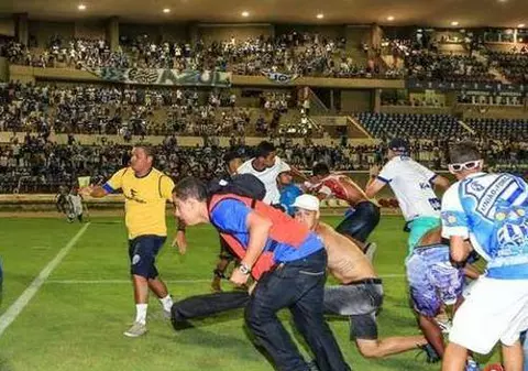 Imagini de o violență extremă! Fanii au invadat terenul și s-au bătut ca-n filme. Unul dintre ei se zbate între viață și moarte | VIDEO