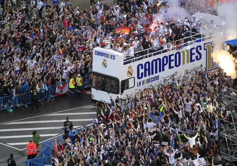 30.000 de oameni i-au așteptat o noapte întreagă pe campionii de la Real în Piața Cibeles| GALERIE FOTO&VIDEO