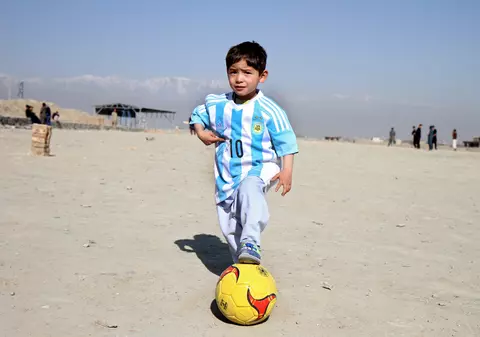 Băiețelul care și-a făcut tricou cu Messi dintr-o pungă trece prin clipe cumplite! Ce a pățit micuțul după ce a devenit celebru| FOTO&VIDEO
