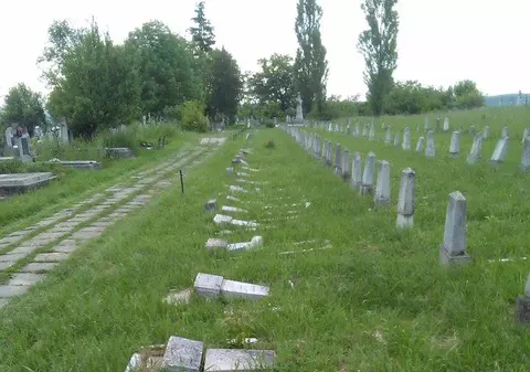 Poliția din Dej s-a sesizat în cazul mormintelor vandalizate din Cimitirul Eroilor