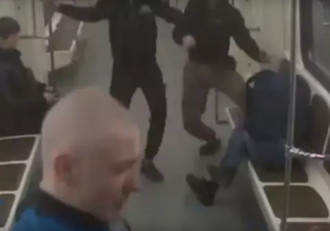 Scene șocante. Fanii dinamoviști au bătut doi oameni în metrou: ”Nu mi-a plăcut cum se uitau” | VIDEO