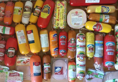 Mâncăm parizer plin de piele de pasăre, emulsie de șorici, zgârciuri și aditivi!