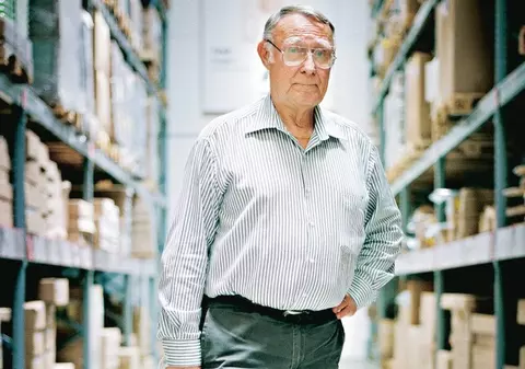 Are miliarde în cont și își cumpără haine doar de la second hand. De ce face asta fondatorul Ikea