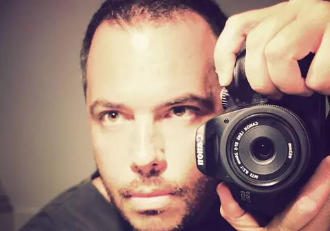 Fratele Paulei Seling a «recidivat»! Ce a lipit pe faţada unui muzeu din Baia Mare