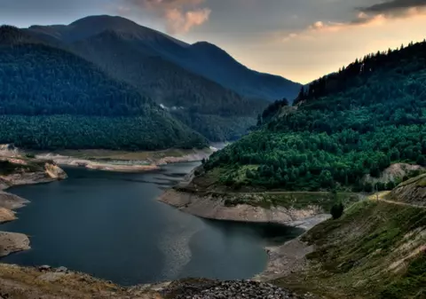 Un turist din Ungaria a căzut într-o râpă în zona barajului Gura Apelor