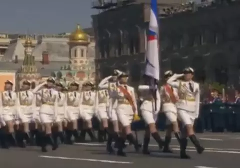Ce armată sexy are Putin! Plutonul feminin a defilat în fuste scurte| VIDEO