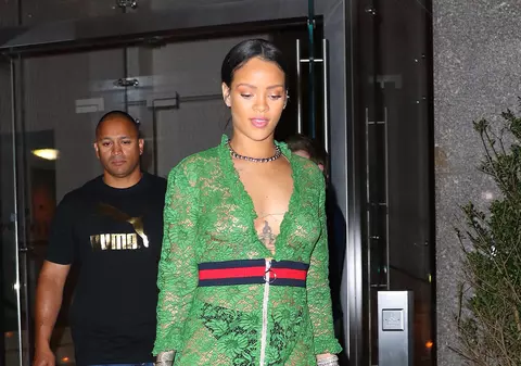 O cântăreață celebră s-a făcut de râs!  A ieșit pe stradă cu sânii în vânt și cu chiloții la vedere| FOTO ÎN ARTICOL