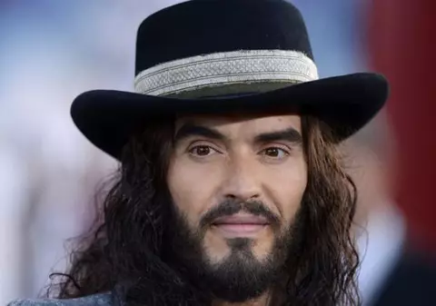 Russel Brand, tată pentru prima dată. Iubita mai tânără cu 13 ani e însărcinată
