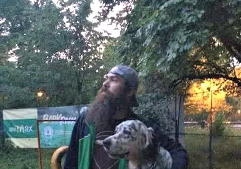 1 Q Sapro a ajuns mai păros decât câinii săi!