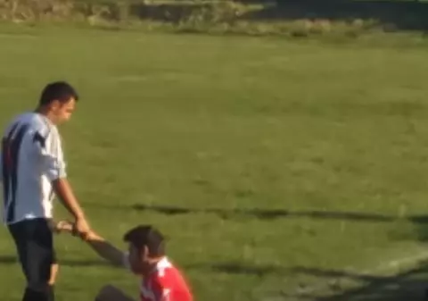 Ultima nebunie de pe terenurile de fotbal. Așa ceva nu s-a mai pomenit | VIDEO