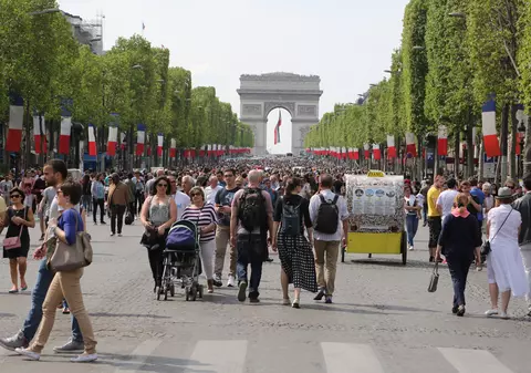 Imagini inedite de pe Champs Elysee. Bulevardul a fost invadat de pietoni