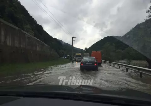 Valea Oltului a fost inundată, se circulă cu dificultate