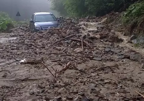 FOTO Mașina unor turiști germani, înghițită de viitură în Munții Cindrel