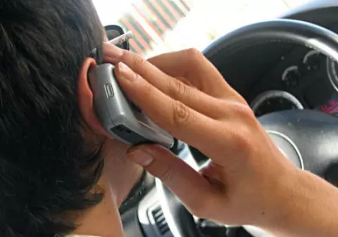 Bărbat din Alba Iulia, păcălit în plină stradă: a primit o bucată de gresie în locul unui telefon mobil