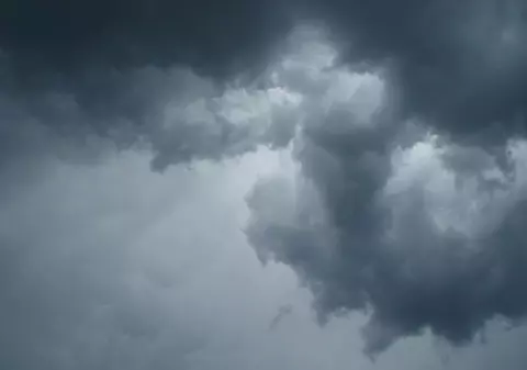 COD GALBEN de instabilitate atmosferică. Codul de caniculă a fost prelungit