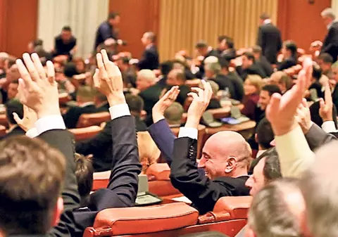 Femeile au bătut bărbații în Parlament. Nevasta lui Marian Vanghelie, Oana Mizil ”muta” Casei Poporului