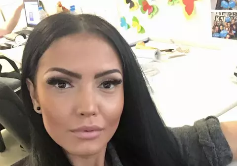 Andreea Mantea și-a scos bustul generos la înaintare. S-a pozat în pat alături de băiețelul ei, la primele ore ale dimineții